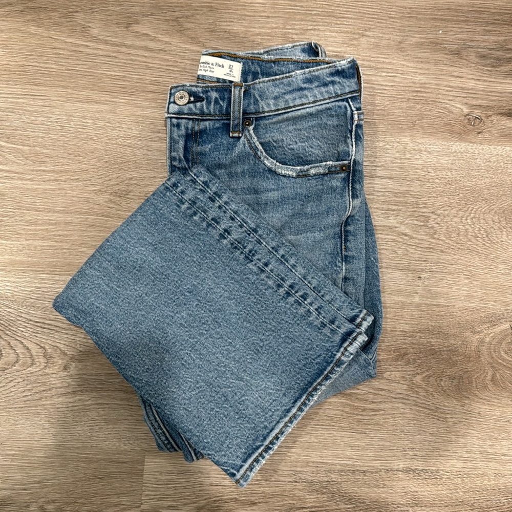 Abercrombie & Fitch: The Kick Flare - Ultra High Rise / 27R